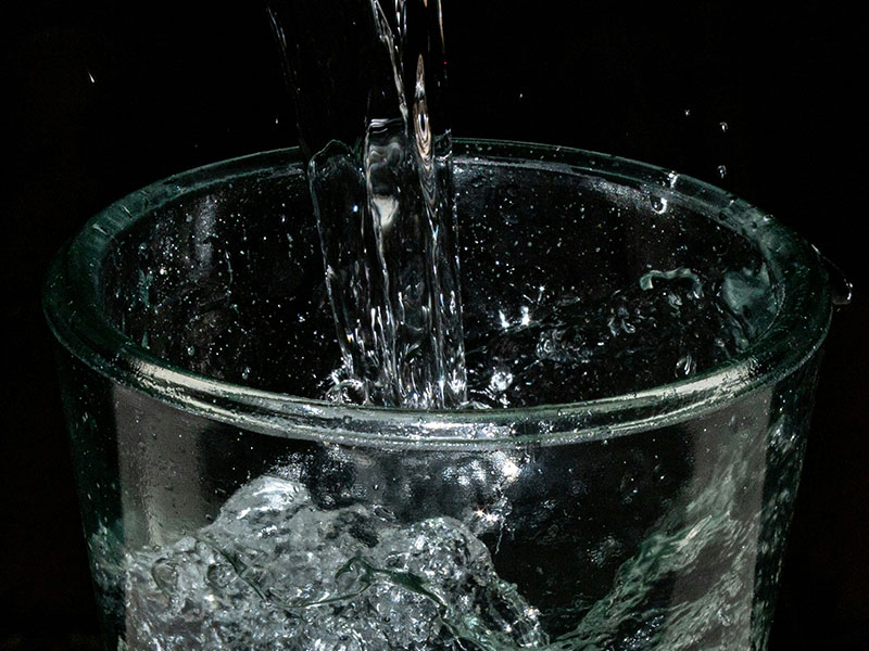 water pours into the glass and splashes